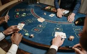 Pengalaman bermain kasino live dengan dealer profesional di meja game