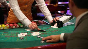 Pengguna bermain live casino melalui smartphone dengan tampilan antarmuka intuitif dan streaming berkualitas